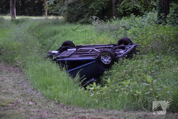 Auto belandt ondersteboven in sloot
