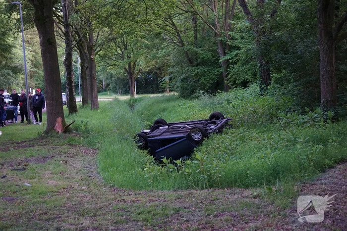 Auto belandt ondersteboven in sloot