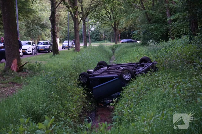 Auto belandt ondersteboven in sloot