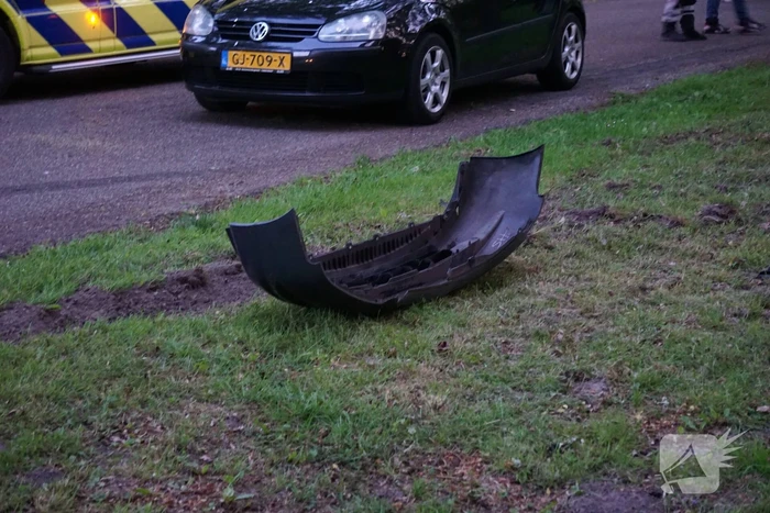 Auto belandt ondersteboven in sloot