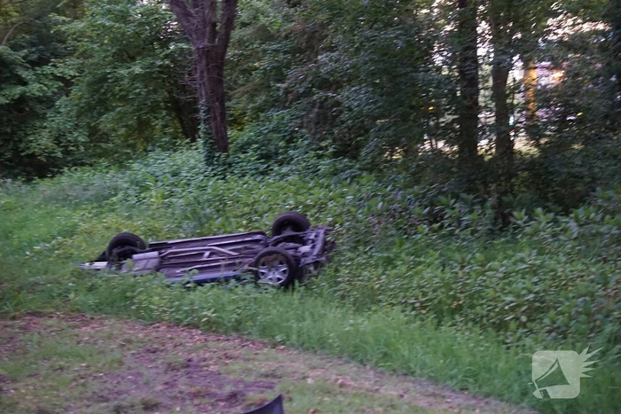 Auto belandt ondersteboven in sloot