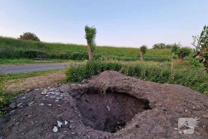 Raadselachtig gat ontdekt langs dijk