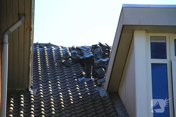 Brand op dak van vluchtelingenopvang