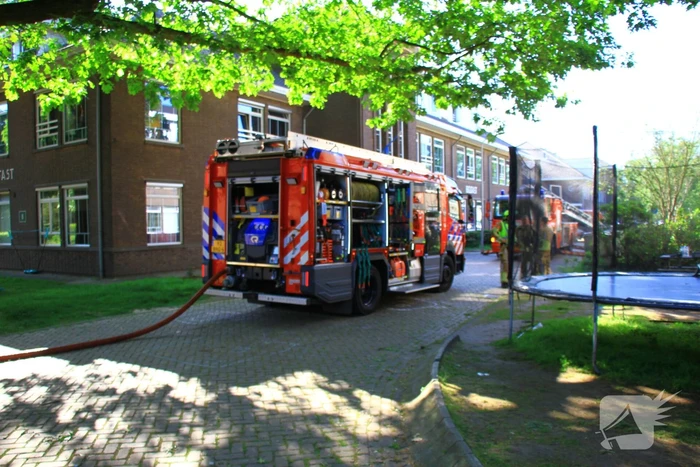 Brand op dak van vluchtelingenopvang