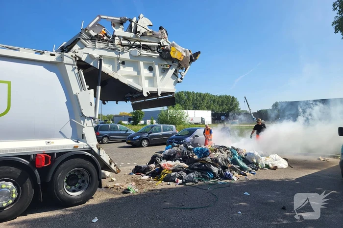 Inhoud vuilniswagen vliegt in brand