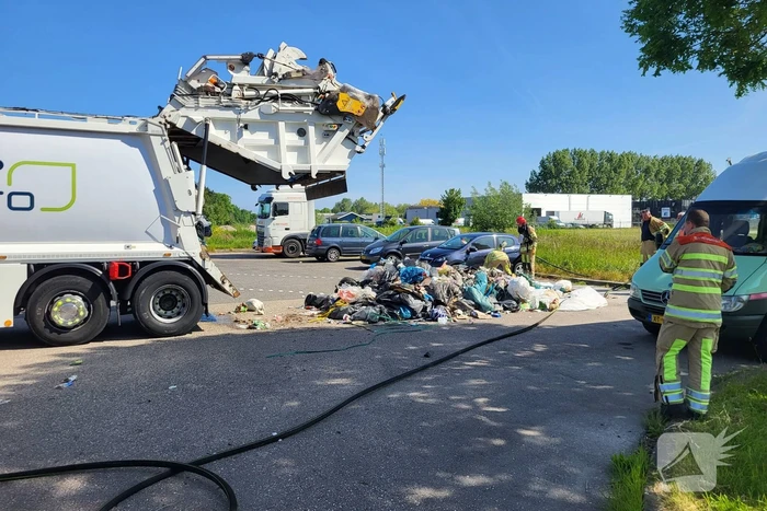 Inhoud vuilniswagen vliegt in brand
