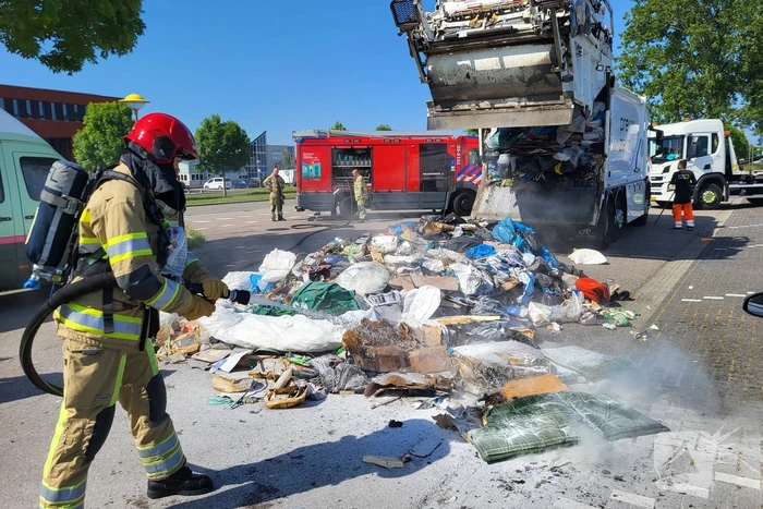 Inhoud vuilniswagen vliegt in brand