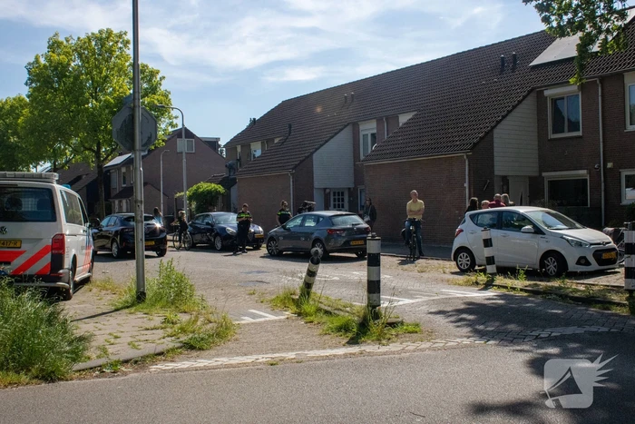 Auto en scooter botsen op kruising