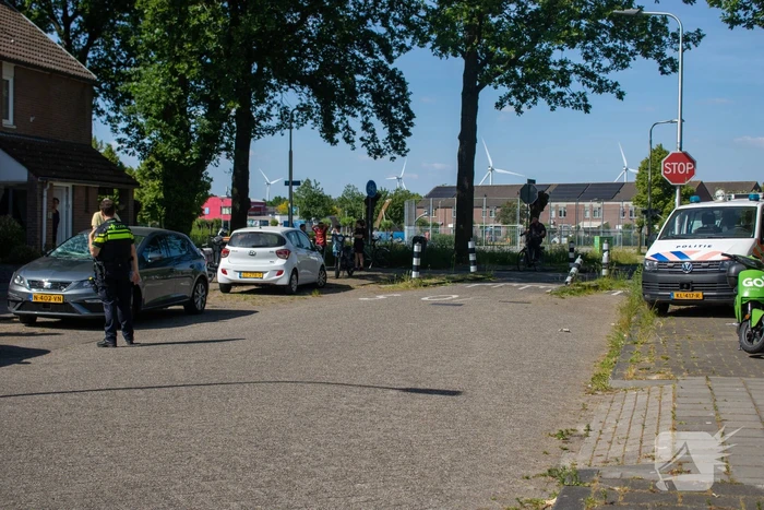 Auto en scooter botsen op kruising