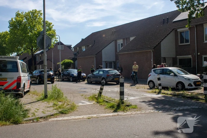 Auto en scooter botsen op kruising