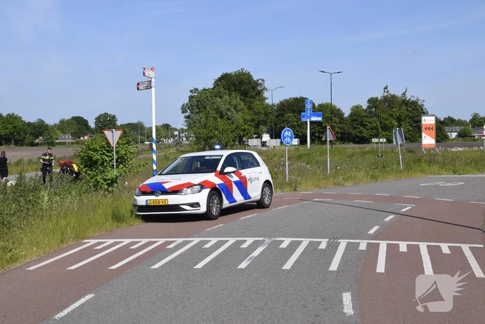 Twee fietsers botsen op fietspad