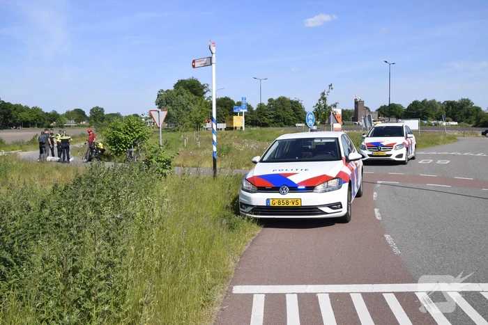 Twee fietsers botsen op fietspad