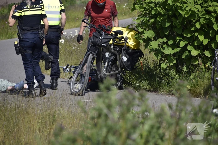 Twee fietsers botsen op fietspad