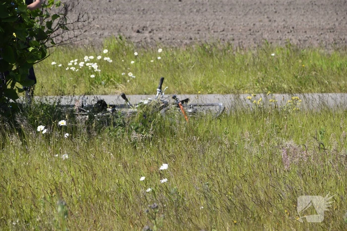 Twee fietsers botsen op fietspad