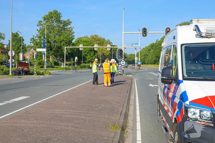 Cabriolet eindigde bovenop brommer