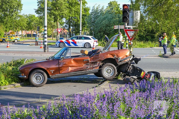 Cabriolet eindigde bovenop brommer
