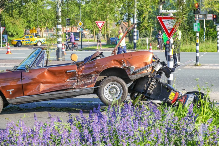 Cabriolet eindigde bovenop brommer