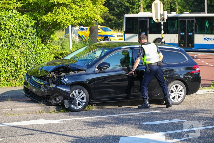 Cabriolet eindigde bovenop brommer
