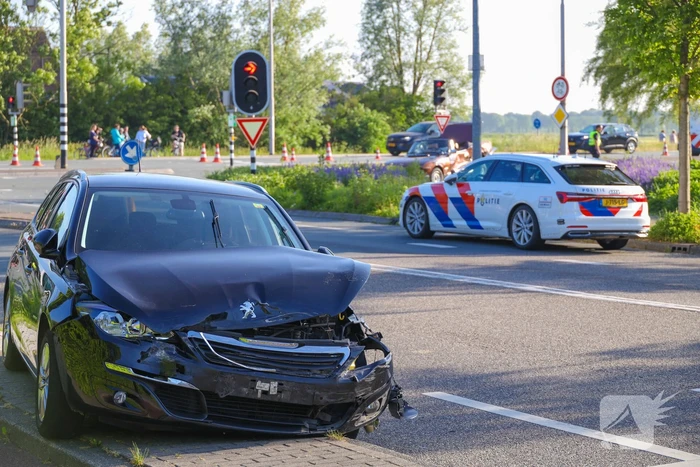 Cabriolet eindigde bovenop brommer