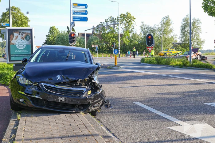 Cabriolet eindigde bovenop brommer