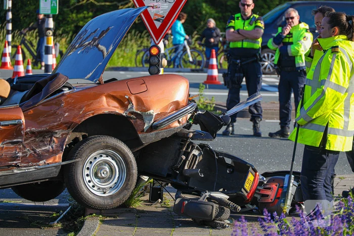 Cabriolet eindigde bovenop brommer