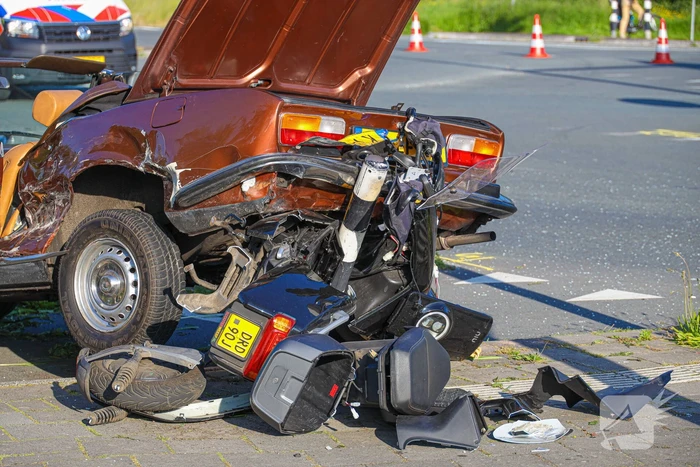Cabriolet eindigde bovenop brommer