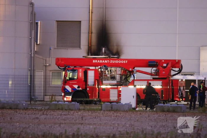 Hevige brand in afzuiginstallatie van blikjesfabriek
