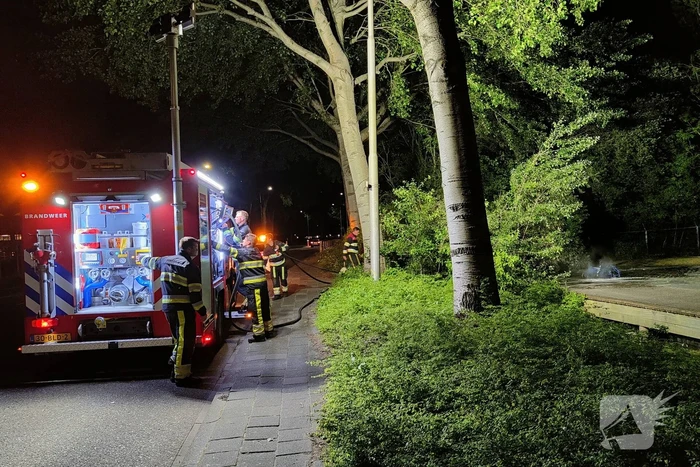 Container met oud papier in brand
