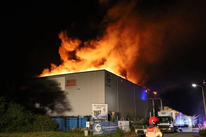 Zeer grote uitslaande brand in loods