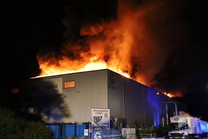 Zeer grote uitslaande brand in loods