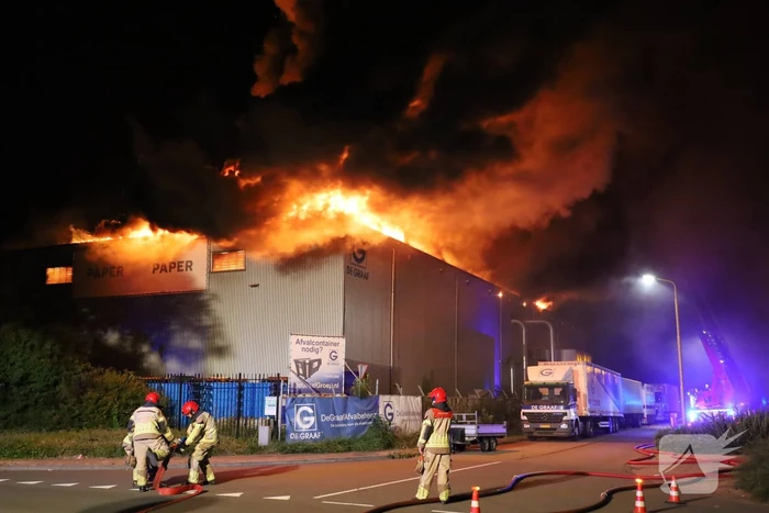 Zeer grote uitslaande brand in loods