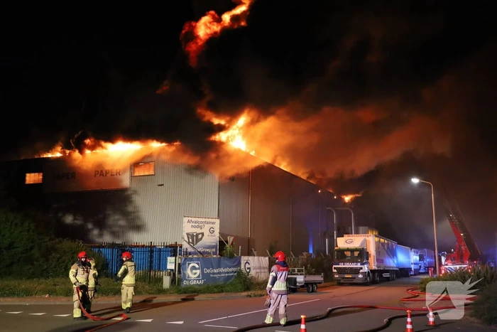Zeer grote uitslaande brand in loods