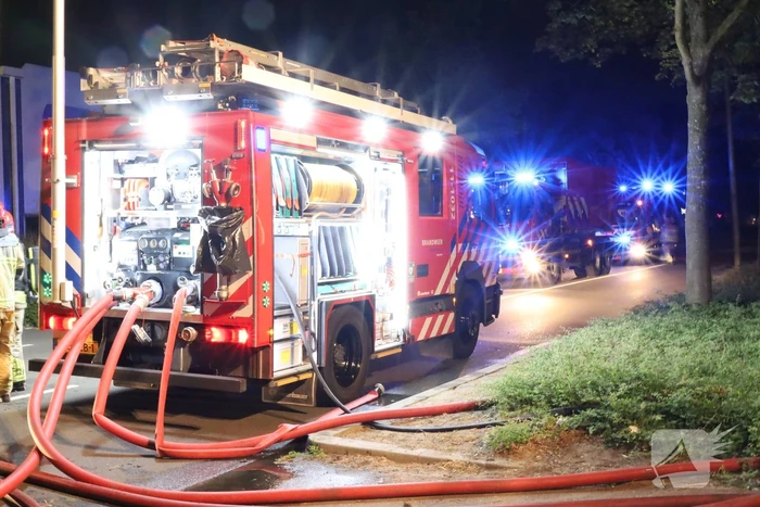 Zeer grote uitslaande brand in loods