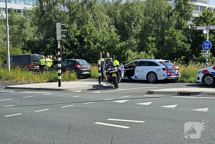 Automobilist botst op flits bestelbus van politie