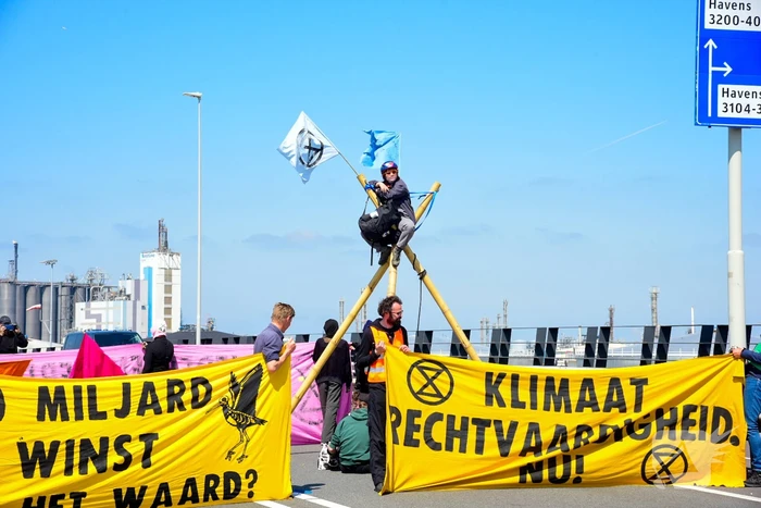 Demonstranten Extinction Rebellion blokkeren toegangsweg Shell