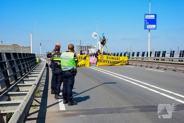 Demonstranten Extinction Rebellion blokkeren toegangsweg Shell