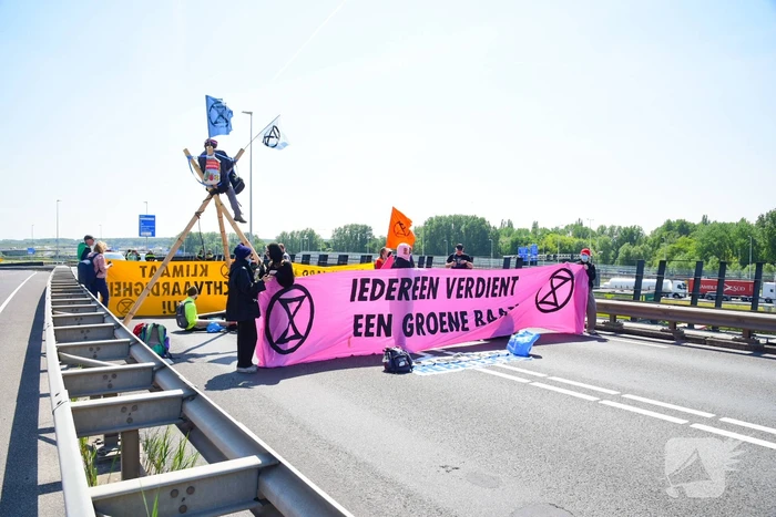 Demonstranten Extinction Rebellion blokkeren toegangsweg Shell
