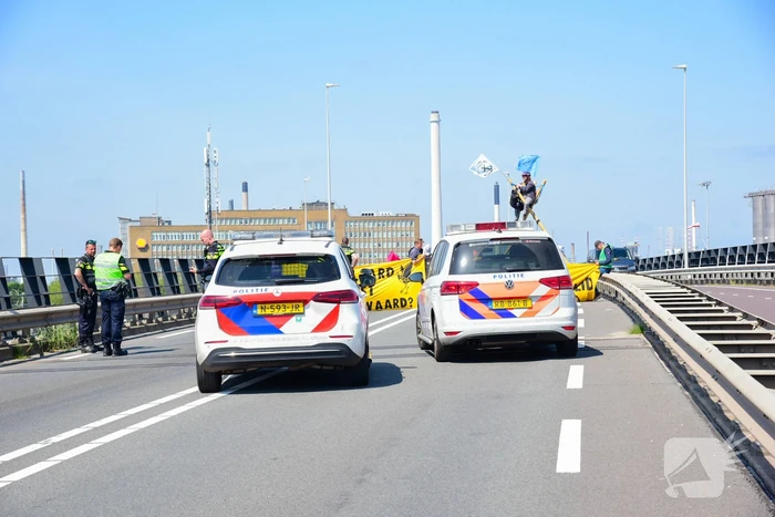 Demonstranten Extinction Rebellion blokkeren toegangsweg Shell
