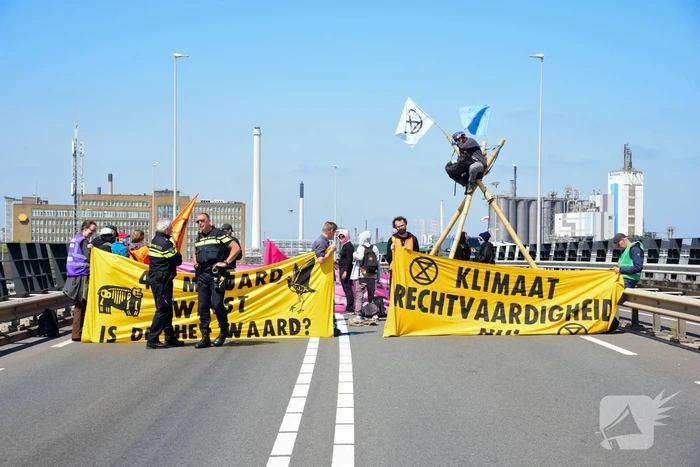 Demonstranten Extinction Rebellion blokkeren toegangsweg Shell