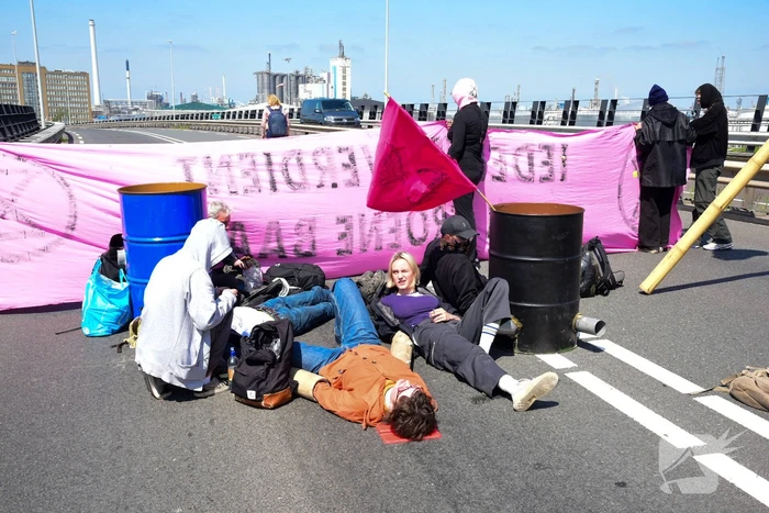 Demonstranten Extinction Rebellion blokkeren toegangsweg Shell