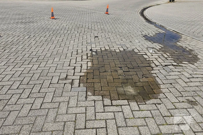 Water komt omhoog door ondergrondse waterlekkage