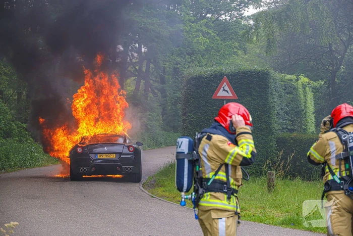 Luxe sportwagen Ferrari 599 verwoest door brand