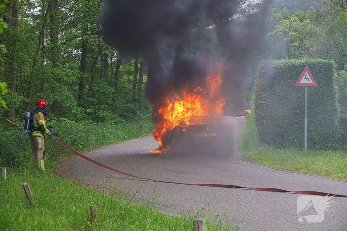 Luxe sportwagen Ferrari 599 verwoest door brand