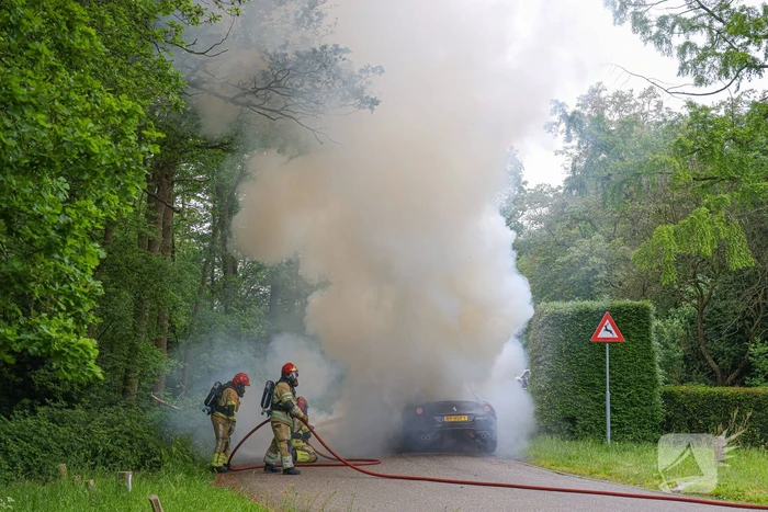 Luxe sportwagen Ferrari 599 verwoest door brand