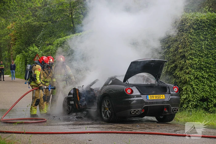 Luxe sportwagen Ferrari 599 verwoest door brand