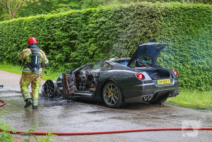 Luxe sportwagen Ferrari 599 verwoest door brand