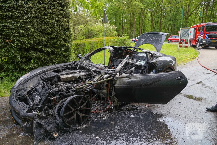 Luxe sportwagen Ferrari 599 verwoest door brand