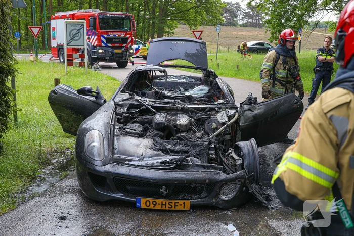 Luxe sportwagen Ferrari 599 verwoest door brand