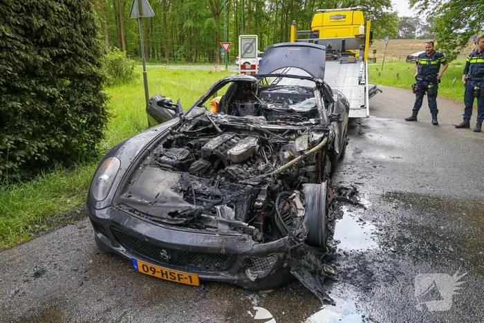 Luxe sportwagen Ferrari 599 verwoest door brand