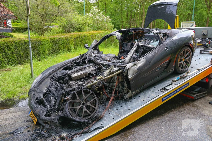 Luxe sportwagen Ferrari 599 verwoest door brand